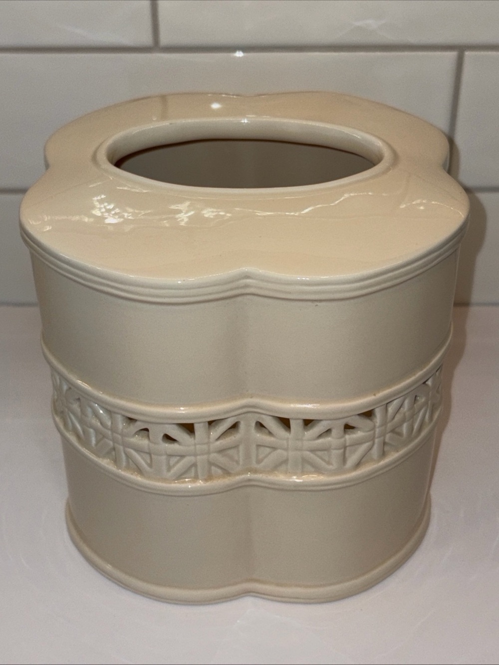 Venetian Dream Tissue Cover Ivory Ceramic Reticulated Cottage Luxury BOHO EUC